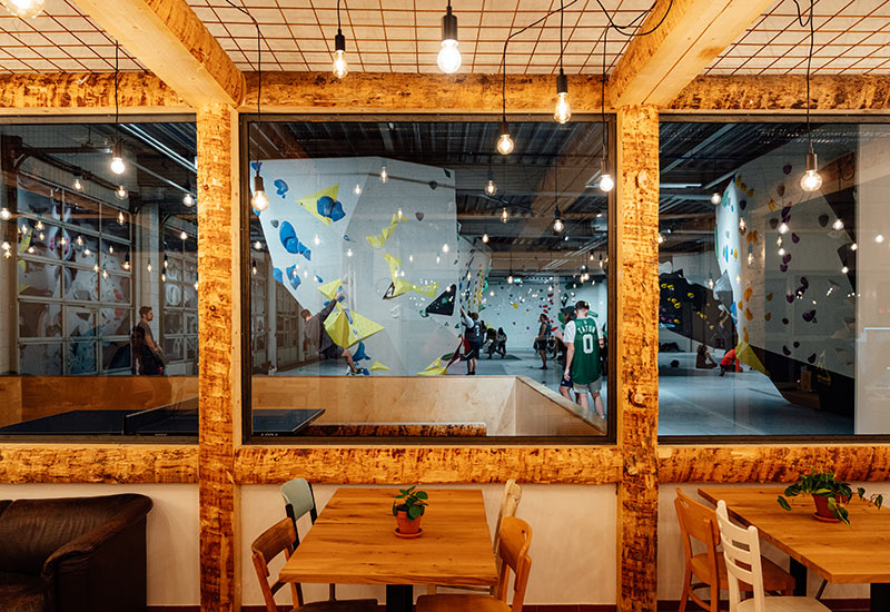 Bistro mit Blick in die Halle