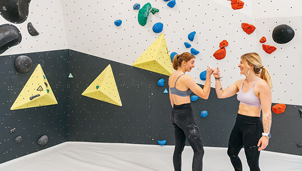 Freundinnen bouldern zusammen