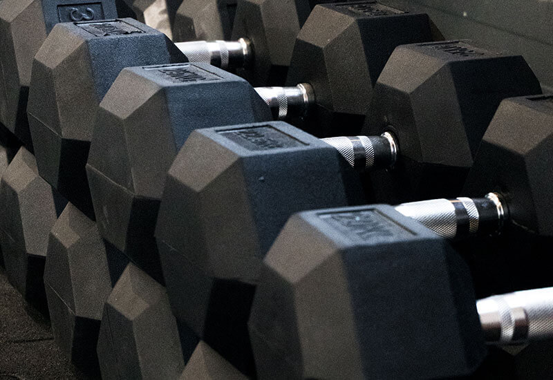 Schluss mit monotonem FitnesstrainingStärke deine Muskeln in unserem Fitnessbereich oder suche deine nächste Challenge in einem unserer Fitnesskurse
